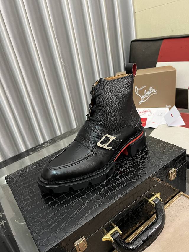 出厂价： Cl 新品正装鞋皮鞋 Christia* Loubouti* 红底鞋 Greggo 男士牛津鞋 采用进口牛皮 亮面漆皮 拼接撞色高丝光反毛皮制成 三节